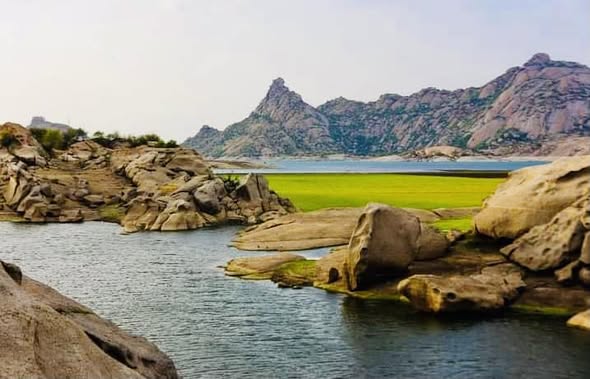 jawai wildlife Jawai Dam reservoir with crocodiles and migratory birds near Jawai leopard safari zone