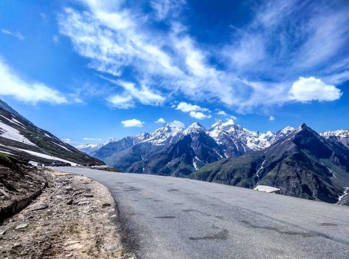 Road to Rohtang Pass on a Rohtang Pass day trip from Manali