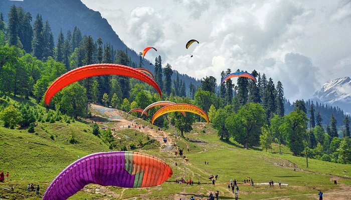 solang-valley-manali Family enjoying a walk during a Solang Valley day trip itinerary