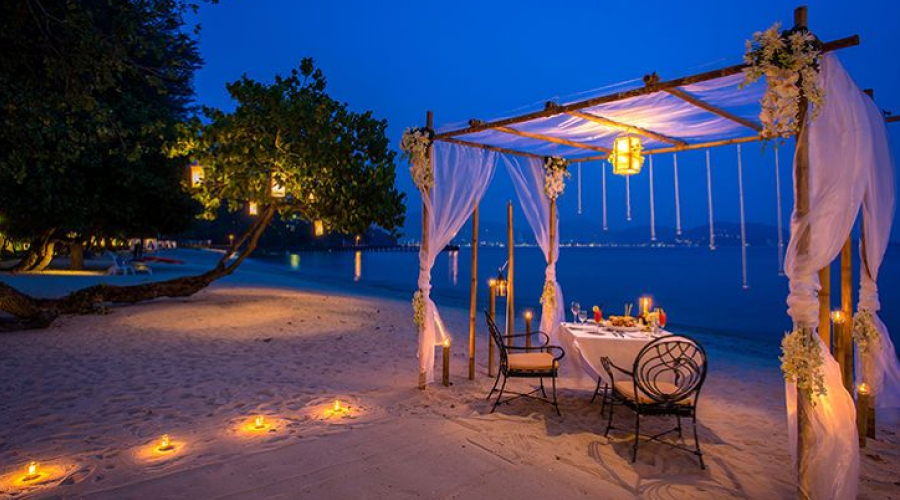 Romantic candlelit beach dinner at a Havelock Island restaurant